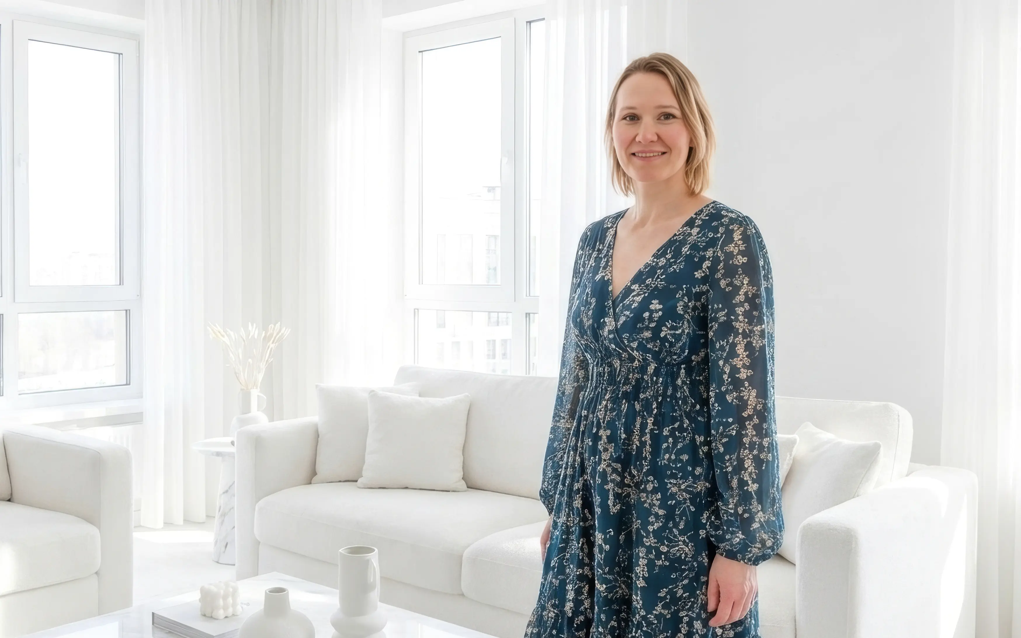 Dorothée, cliente Régime Box, dans un salon lumineux